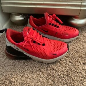 Nike Sneakers Air 270 Shoe size Youth  7 fits an 81/2 Women
